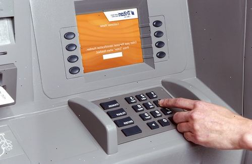 Sådan bruger en ATM. Tag en kuvert og forberede eventuelle aflejringer, du vil gøre i forvejen.