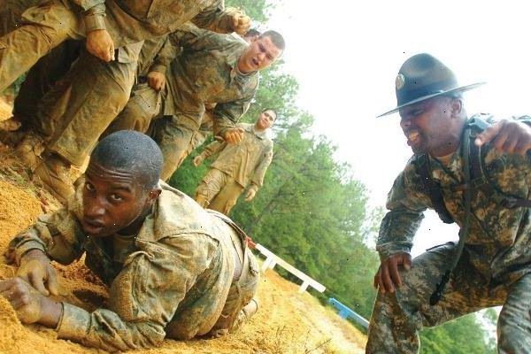 Hvordan til at deltage i militæret og overleve bootcamp. Tal med en militær recruiter.
