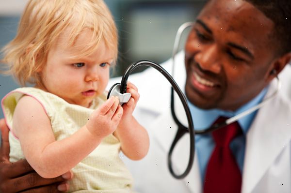 Hvordan bliver en børnelæge. Anskaf en studentereksamen eller videregive almen udvikling (GED) test.