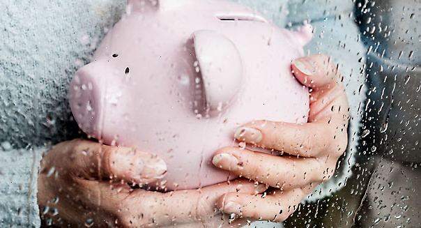 Sådan at beslutte, om at investere eller afbetale gæld. Byg en regnvejrsdag fond, før man investerer.