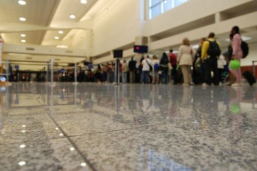 Hvordan til at forberede en TSA kropsscanning eller klappe ned. Check at se, hvad sikkerhedsforanstaltninger din lufthavn bruger.
