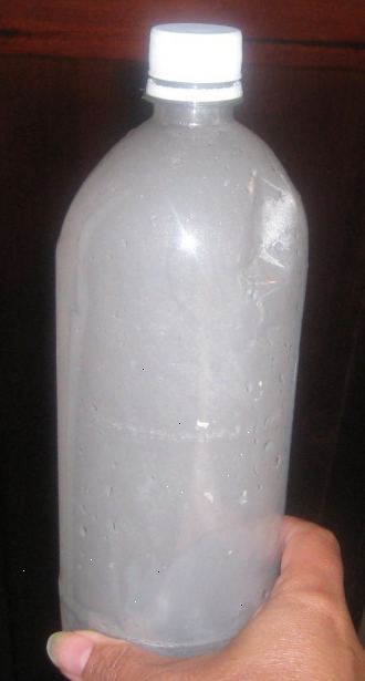 Hvordan man laver tåge i en flaske. Fyld op krukke eller flasken helt med meget varmt vand og lad det blive der for omkring 65 sekunder.