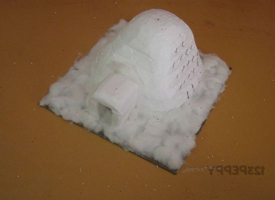 Hvordan man laver en model igloo. Skær en 10x10 tommer stykke pap til basen.