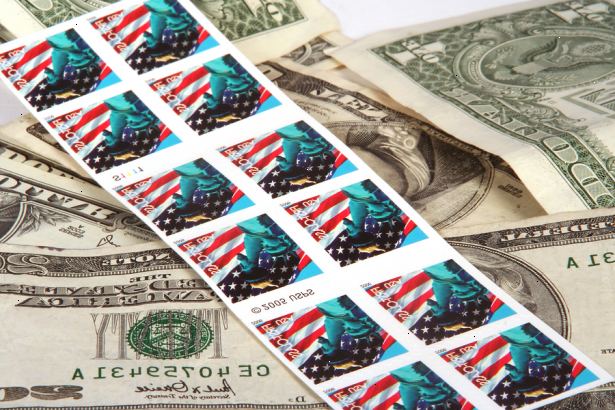 Sådan køber frimærker uden at gå på posthuset. Køb frimærker, som du har brug for dem fra din postbud, hvis du bor på en landlig rute.