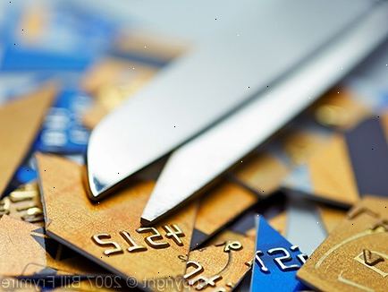Hvordan til at skære kreditkort gæld. Husk, at din kreditor er sandsynligvis meget villige til at arbejde sammen med dig.