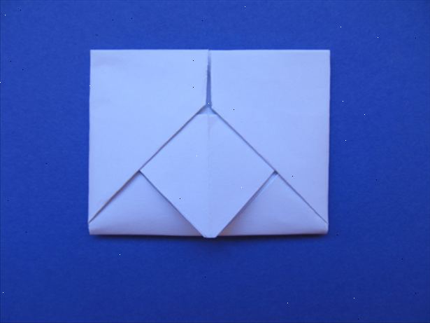 Sådan at folde og indsætte et brev i en kuvert. Afhængig af størrelsen af konvolutten og størrelsen af det brev, bliver du nødt til at folde anderledes.