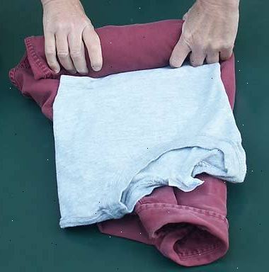 Hvordan til at rulle tøj. Læg de t-shirts flad.