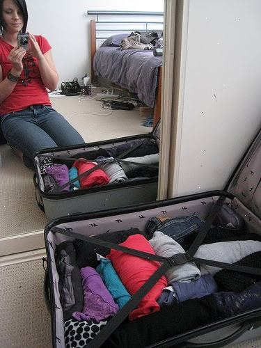 Hvordan til at pakke for en flyvetur som en teenager pige. Find et par forskellige størrelser af kufferter eller duffle tasker.