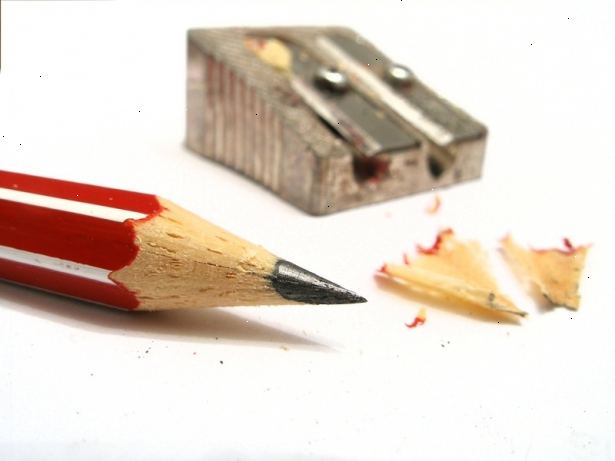 Sådan skærpe en blyant. Anbring ledningen ende af blyanten i blyantspidser.