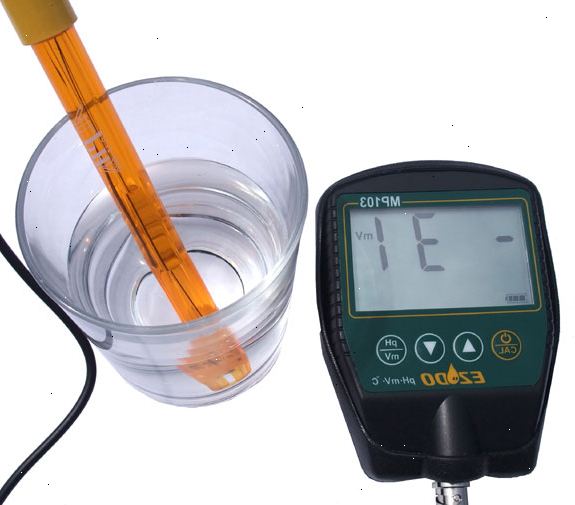 Sådan kalibrere og anvende et pH-meter. Vente omkring 30 minutter for elektronikken til at varme op.